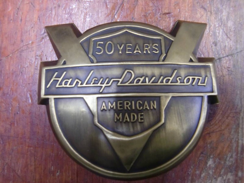公式買蔵50YEARS　ハーレーダビッドソン用フェンダーエンブレム５０年記念エンブレム（1954年）　（ハーレー（在庫あり ハーレーダビッドソン用