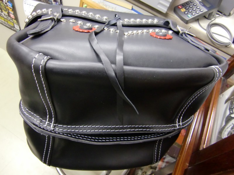 84169.HD純正ロゴ1947Sナックルスタイルブラックサドルバッグ