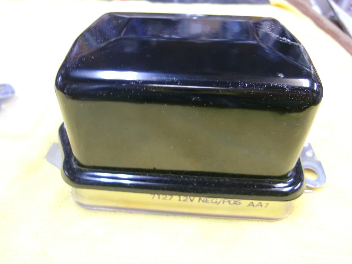 2112-0560　12Vレギュレターブラック1965-69年BTモデル