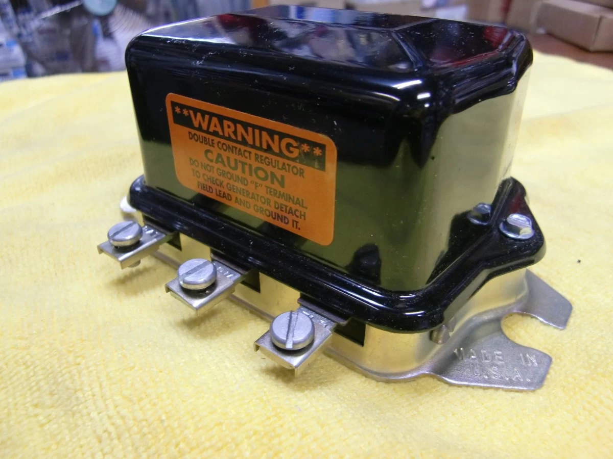 2112-0560　12Vレギュレターブラック1965-69年BTモデル