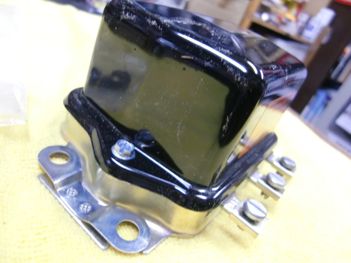 2112-0560　12Vレギュレターブラック1965-69年BTモデル
